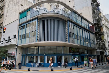 Frente de la Casa de Estudios diseñada por Bonet