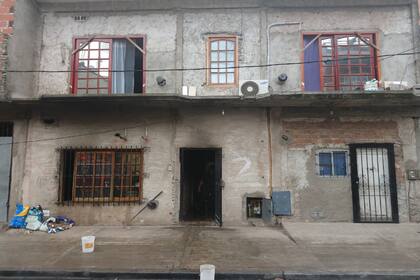 Frente de la casa donde murieron sofocados los tres niños