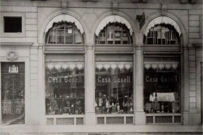 Frente de la Casa Gesell, ubicada en Diagonal Norte al 300, en la ciudad de Buenos Aires