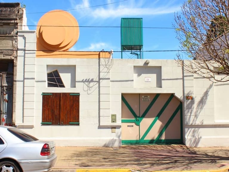 Frente de la Casa Stud de Clorindo Testa en La Plata