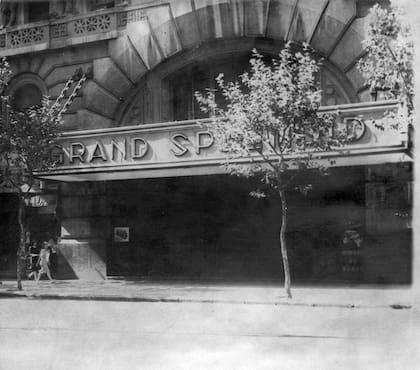 Frente de la emblemática sala en sus últimos años dedicados a los espectáculos de cine y otras actividades, como actos musicales de la Escuela Argentina Modelo.