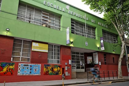 Frente de la escuela República de México, donde estudió Alberto Fernández
