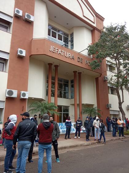 Frente de la Jefatura de la Policía de Misiones esta tarde. Ya hay más de 500 familiares, retirados y agentes activos acampando y aguardando respuestas.