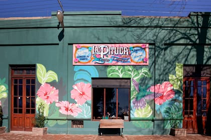 Frente de "La Pituca" con flores pintadas a mano evocando las flores del jardín de Gladis Barbato, la musa inspiradora
