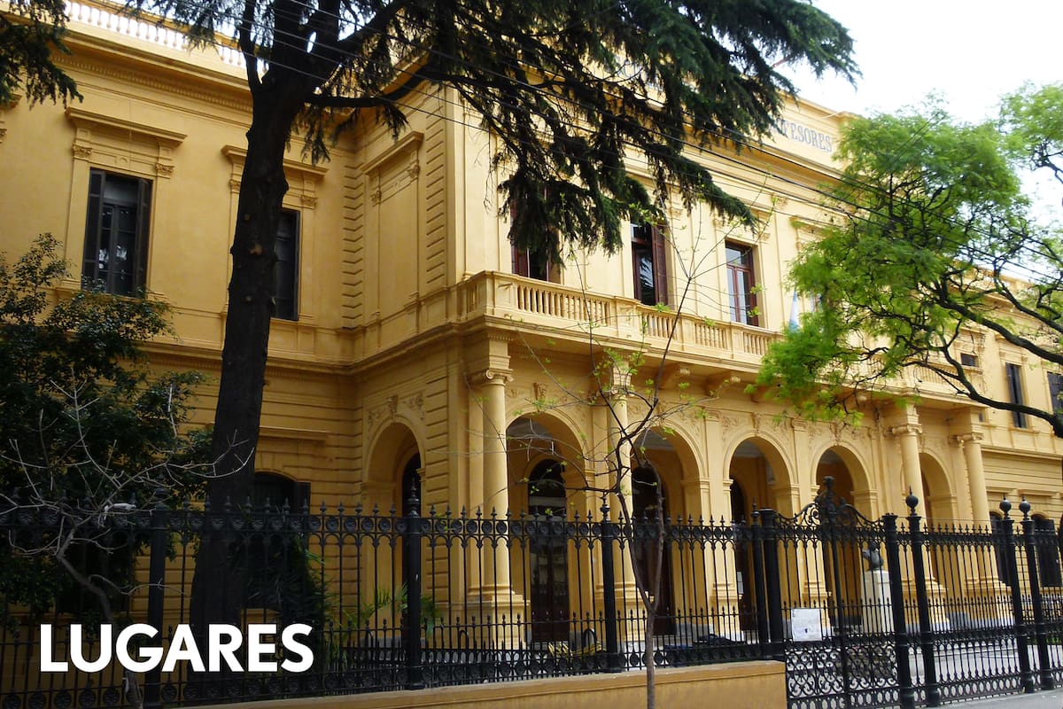 Frente de la tradicional escuela Mariano Acosta, con su verja original, sus jardines y sus importantes galerías.