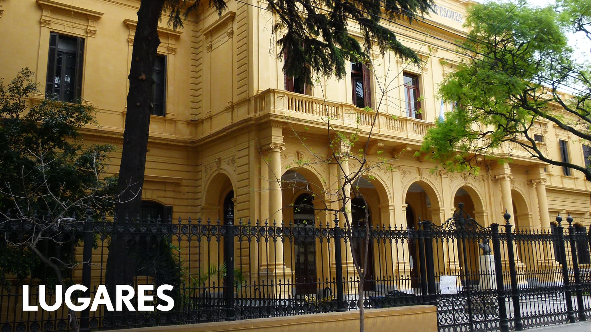 Frente de la tradicional escuela Mariano Acosta, con su verja original, sus jardines y sus importantes galerías.