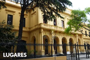 Frente de la tradicional escuela Mariano Acosta, con su verja original, sus jardines y sus importantes galerías.