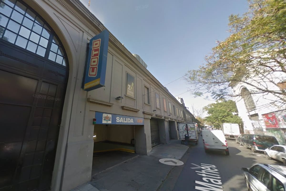 Frente del estacionamiento del supermercado Coto en el shopping Spinetto