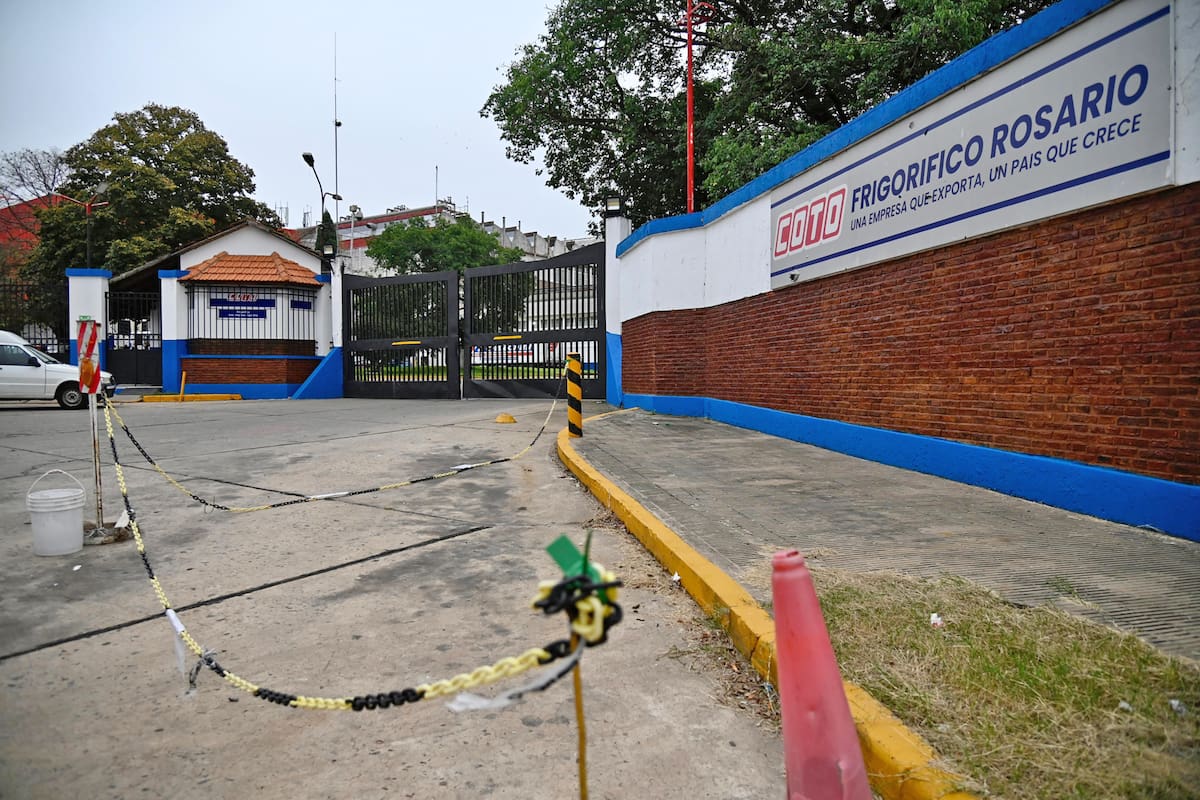 Frente del frigorífico Coto, de la zona sur de Rosario; la semana pasada sufrió un ataque a balazos y en las últimas horas le arrojaron dos bombas molotov