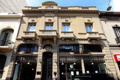 Frente del Hotel Patios de San Telmo, donde se adaptó la fachada para el ingreso en el bar