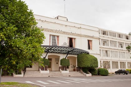 Frente del hotel termal de Rosario de la Frontera.