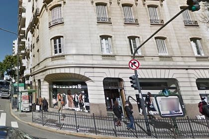 Frente del local cerrado en Córdoba y Callao