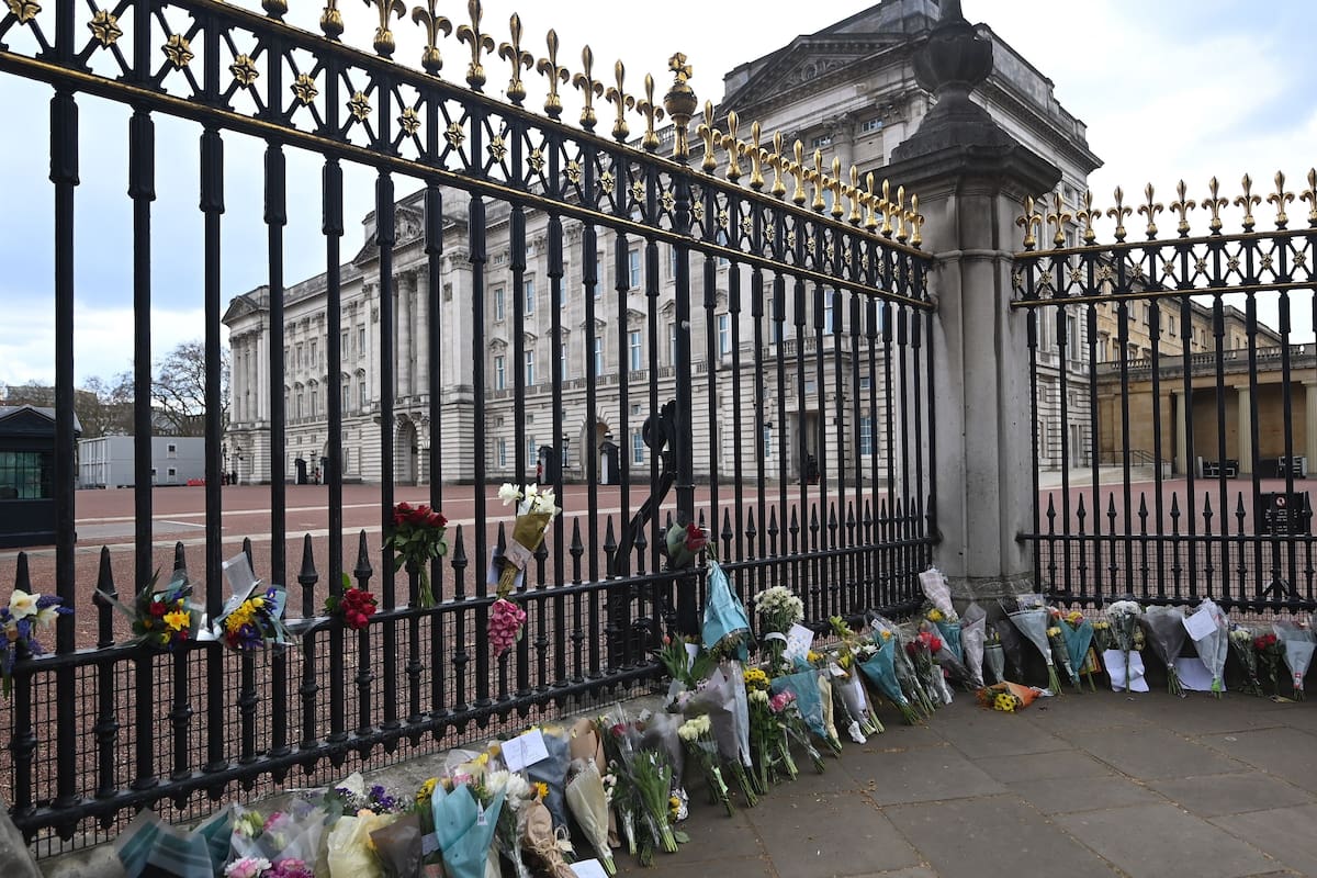 Frente del Palacio de Buckingham, en Londres, con homenajes florales para Felipe