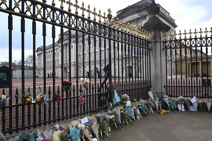 Frente del Palacio de Buckingham, en Londres, con homenajes florales para Felipe
