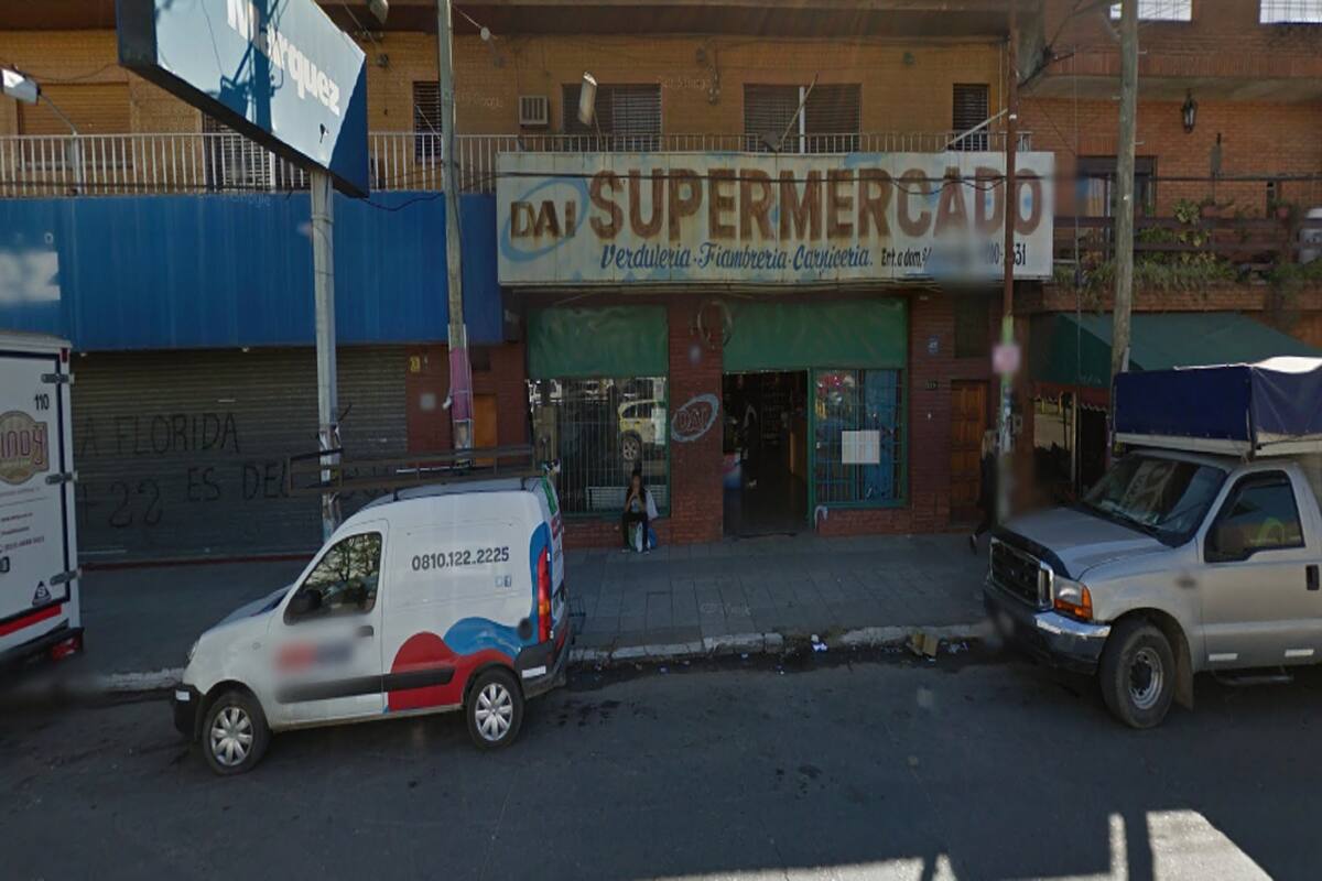 Frente del supermercado donde balearon a la cajera