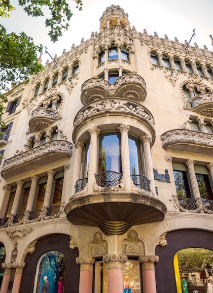 Frente en esquina de la Casa Lleó y Morea.