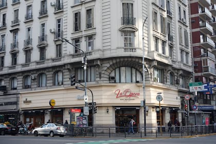 Frente restaurado de La Ópera, en la esquina de Callao y Corrientes