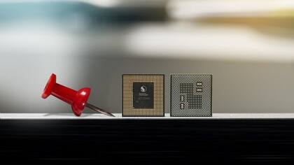 Frente y dorso de un chip Snapdragon 845