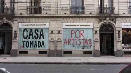 Frentistas. La fachada de la Casa del Bicentenario planta sus banderas: aquí adentro no hay “exposiciones”