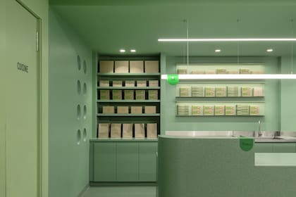 Frescura, delicadeza, sofisticación moderna. Todo eso transmiten los materiales, los tonos de color y los acabados de esta tienda.