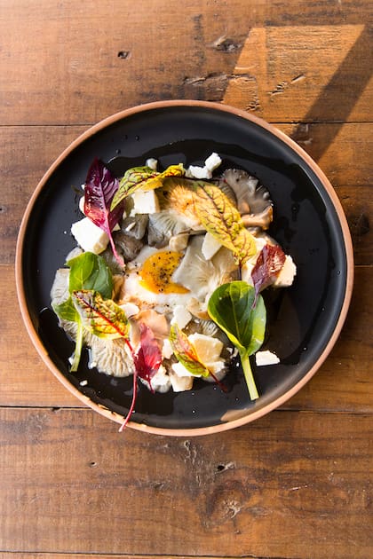 Frescura y color, además de buen sabor, están presentes en los platos de Tesoriero.