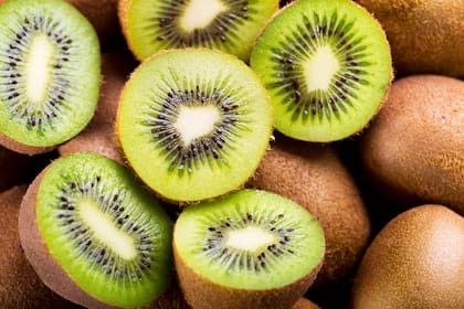 El kiwi, originario del sur de China también tiene un alto contenido de fibra, vitamina E y potasio