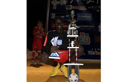 Frey, a menos de un mes de su llegada forma parte del equipo de fútbol de Río Tercero que salió campeón