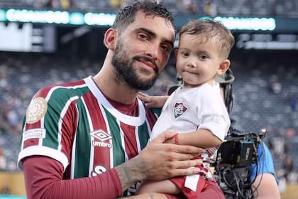 Freytes con su hijo Bastian, después de un partido de Fluminense en el Mundial de Clubes