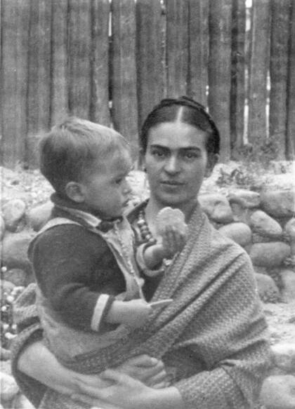 Frida con su sobrino, Antonio, quien años después desarrollaría una pasión por la fotografía. De hecho, él la retrató varias veces