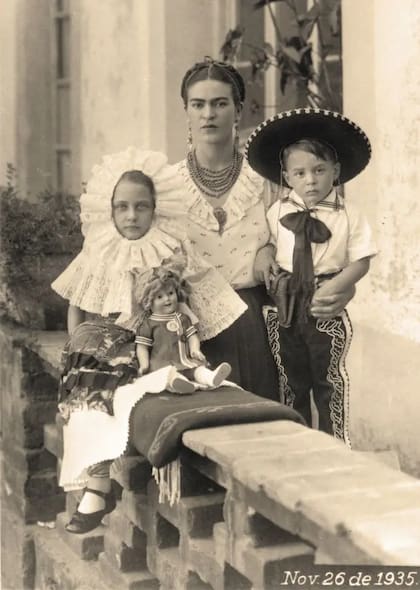 Frida con sus sobrinos, Isolda y Antonio