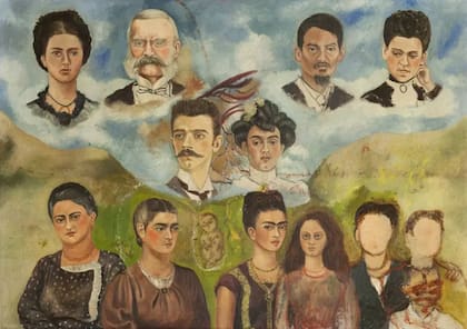 Frida dibujó su árbol genealógico en "Mi familia", una obra que quedó inconclusa. Junto a sus hermanas, hay un bebé, "quizá el hermano de Frida que murió antes de que ella naciera", señala el Museo Frida Kahlo