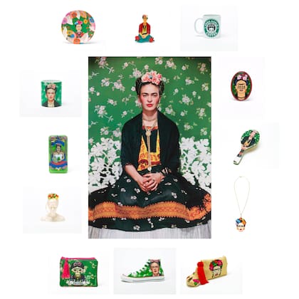 "Frida en un banco blanco, Nueva York”, de Nickolas Muray, rodeada de merchandising inspirado en esa foto