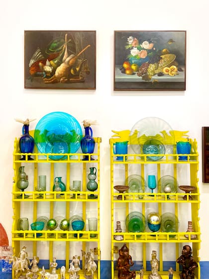 Frida no equipaba sus ambientes en las grandes tiendas departamentales (que para entonces ya triunfaban en la ciudad de México): buscaba textiles y enseres en viajes, mercados y talleres de artesanos.