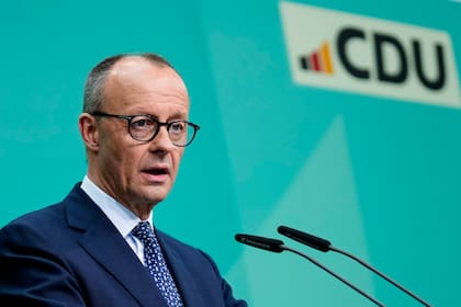Friedrich Merz, líder de la Unión Demócrata Cristiana (CDU), habla durante una conferencia de prensa en la sede del partido en Berlín, Alemania, el lunes 24 de febrero de 2025