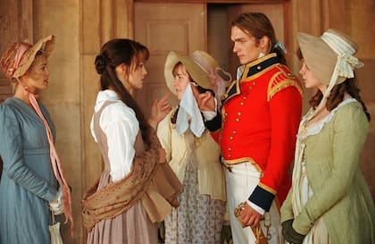 Friend y Knightley en una escena de Orgullo y prejuicio (Foto: Pinterest @stylelovely)
