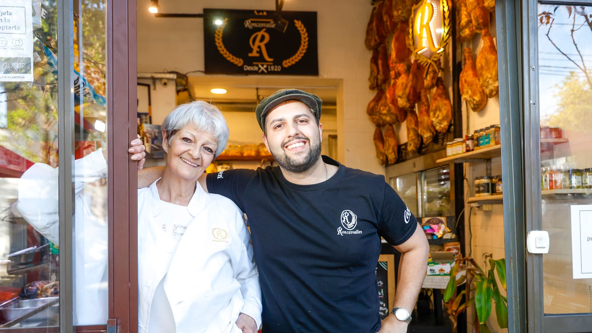 Frigorífico Roncesvalles, empresa familiar tradicional del barrio de Versailles, que tiene la especialidad del Jamón Crudo con un secadero propio en el histórico club de bochas.