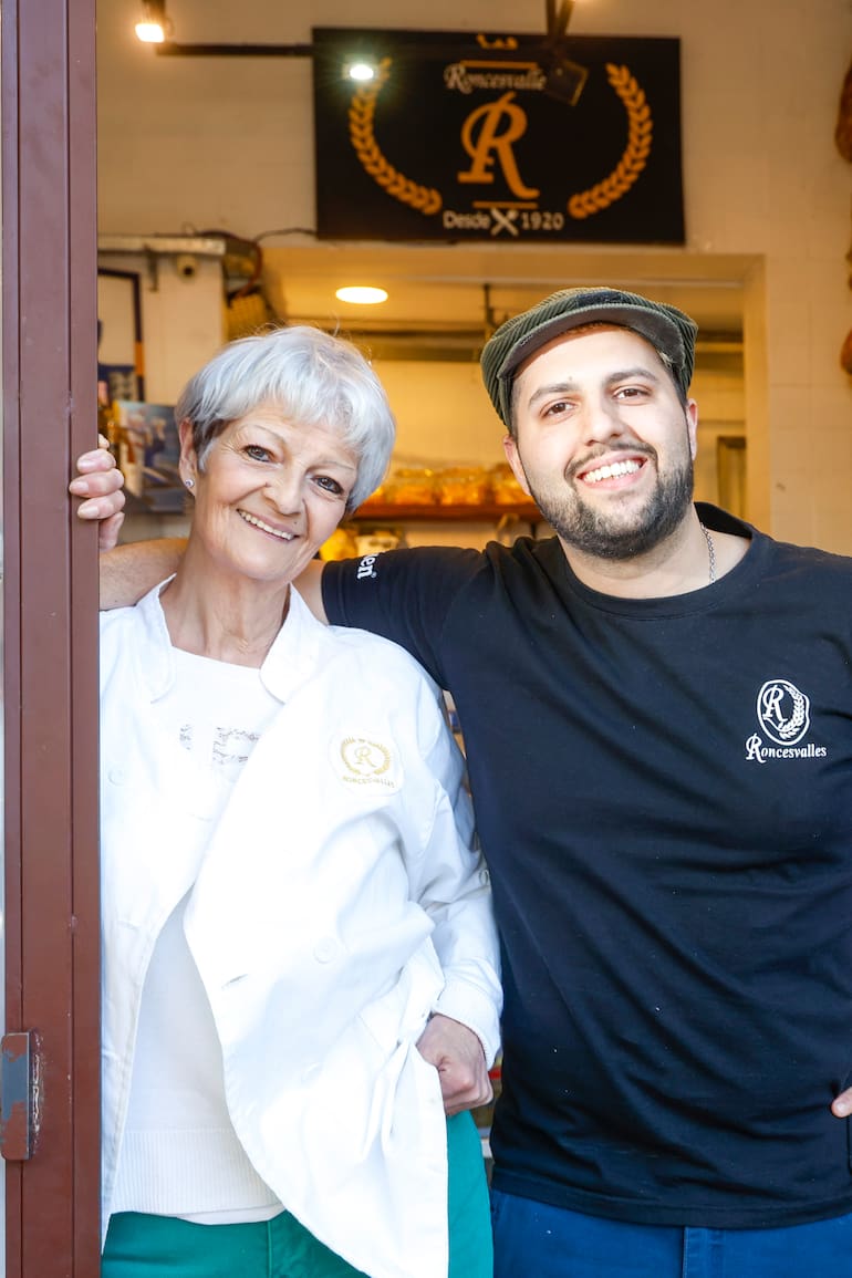 Frigorífico Roncesvalles, empresa familiar tradicional del barrio de Versailles, que tiene la especialidad del Jamón Crudo con un secadero propio en el histórico club de bochas.