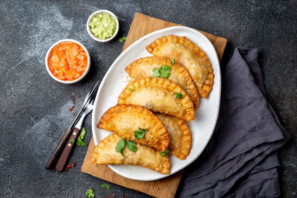 Fritas, al horno tradicional o al de barro: en todos sus formatos, las empanadas son un clásico argentino. Lugares donde probar versiones infalibles de la mano de Club LA NACION.