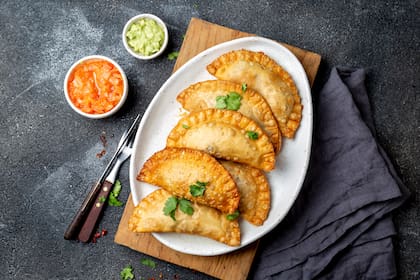 Fritas, al horno tradicional o al de barro: en todos sus formatos, las empanadas son un clásico argentino. Lugares donde probar versiones infalibles de la mano de Club LA NACION.