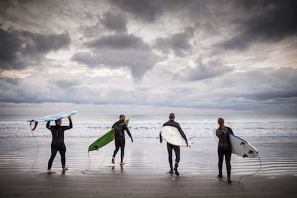 Surfers en La Jolla. Este deporte es una parte profunda de la identidad local.