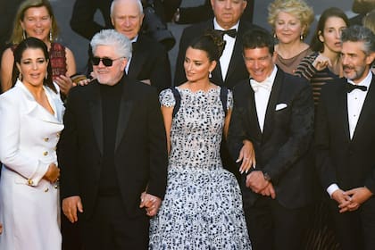 (FromL) Spanish actor Asier Etxeandia, Spanish actress Nora Navas, Spanish film director Pedro Almodovar, Spanish actress Penelope Cruz, Spanish actor Antonio Banderas and Argentinian actor Leonardo Sbaraglia arrive for the screening of the film "Dolor Y Gloria (Pain and Glory)" at the 72n