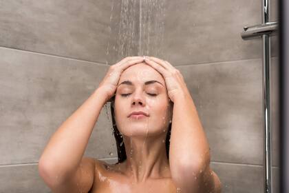 Bañarse es un hábito cotidiano sin embargo, también puede llegar a remover los microorganismos que viven en la piel y que actúan de barrera protectora contra virus y bacterias