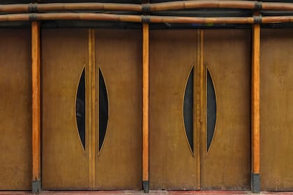 Dos puertas inclasificables (foto tomada en el barrio de Congreso, en 2016)