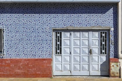 Un frente con portón en el barrio de Caballito (2018)