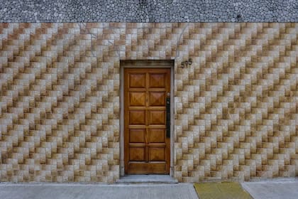 Ni lujosas ni pobres, las casas que el reconocido fotógrafo Facundo de Zuviría retrató para su libro "Frontalismo" definen "los rasgos de nuestra esencia". Como esta fachada críptica en Barracas (2018)