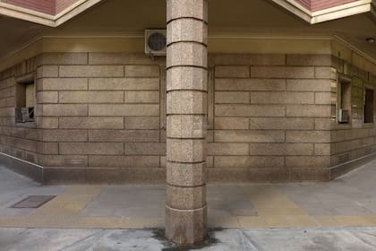 Ochava marmolada con columna en el barrio de Recoleta (2018)