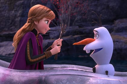Frozen 2 trae de regreso a los protagonistas de la primera entrega, desarrolla las historias de algunos personajes secundarios y presenta algunas nuevas criaturas para enriquecer la trama
