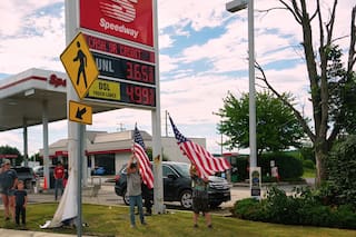 Frustra a Trump que los precios de la gasolina no reflejen la caída del petróleo
