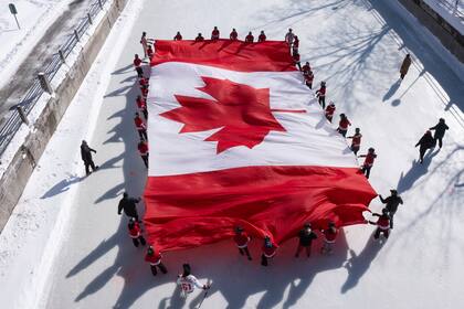 Frustrados por las amenazas de Trump, algunos canadienses cancelan viajes a EEUU