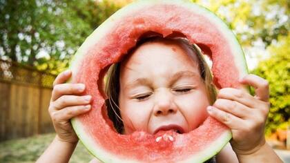 Frutas como la sandía están compuestas en más de 90% por agua.
